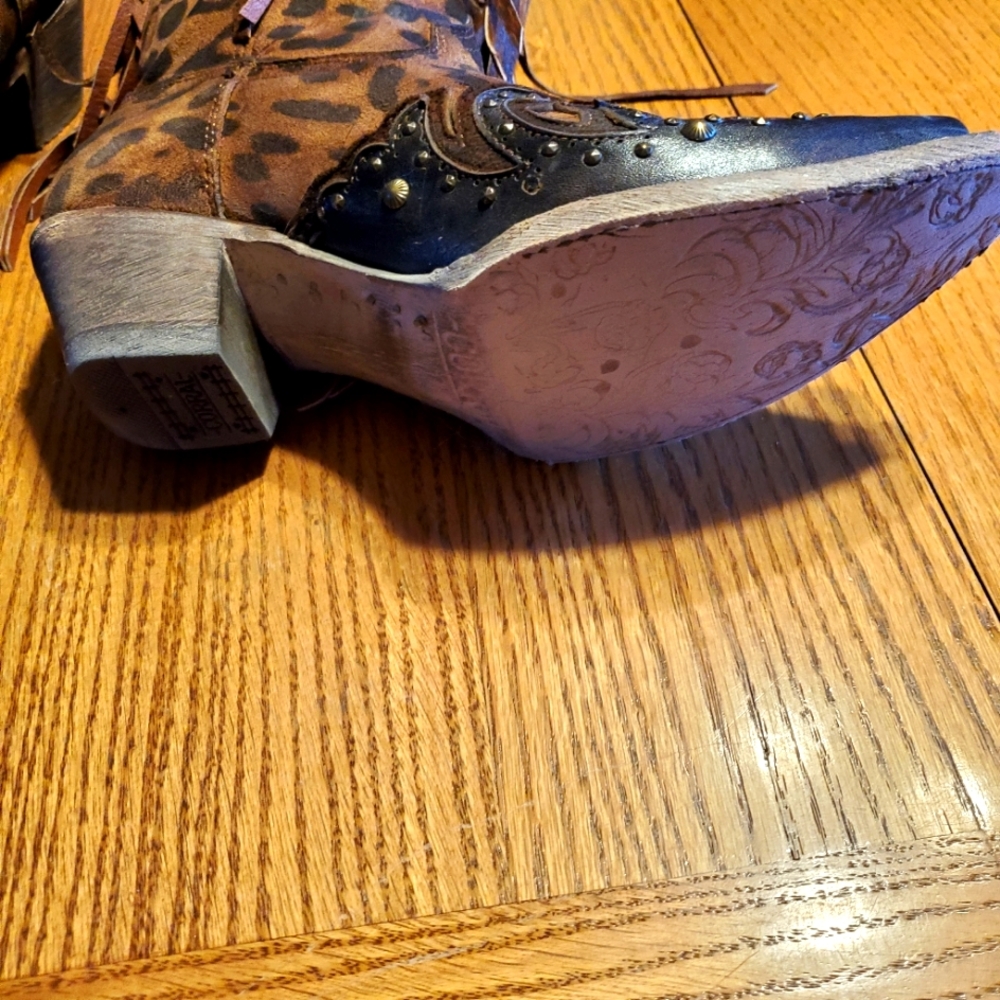 Women's coral boots